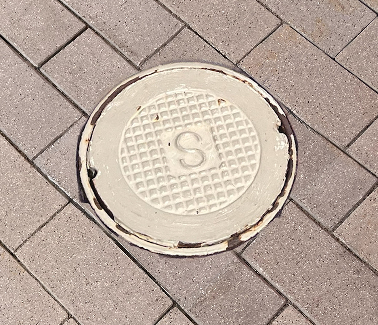 Big Bulky access cover that is rusting and doesn't look nice aesthetically.